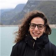 Docente di biologia e scienze impartisce lezioni a bambini e ragazzi